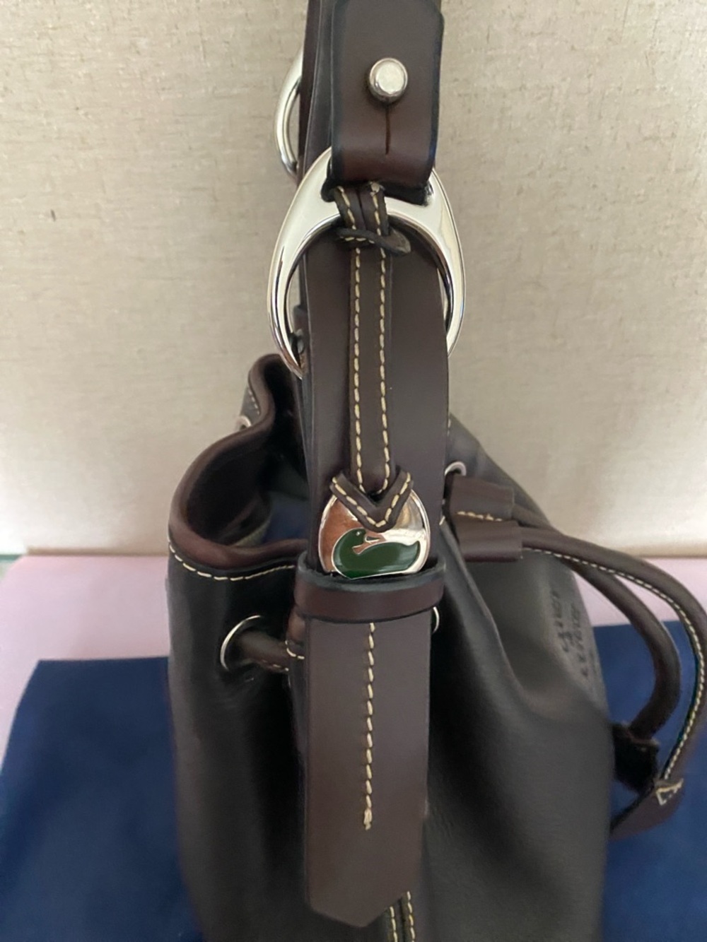Dooney & Bourke Brown Leather Drawstring Shoulder Bag 🤎🩶 - Picture 3 of 13